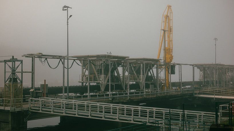 Ouvrages portuaires dans la brume – Grue jaune &amp; quais industriels par Brave Toaster Photos