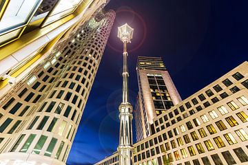 Een lantaarn tussen de wolkenkrabbers op de Berlijnse Breitscheidplatz van Frank Herrmann