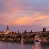 Sonnenuntergang an der Karlsbrücke in Prag von Henk Meijer Photography