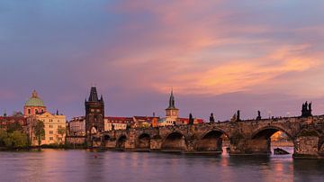 Coucher de soleil sur le Pont Charles à Prague
