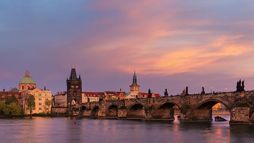 Zonsondergang bij de Karelsbrug in Praag