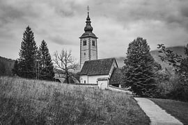 Malerisches kleines Kirchlein in Schwarz-Weiß - Bohinjsko jezero, Slowenien