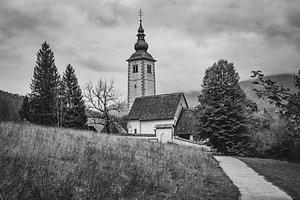 Pittoresk kerkje in zwart-wit - Bohinjsko jezero, Slovenië