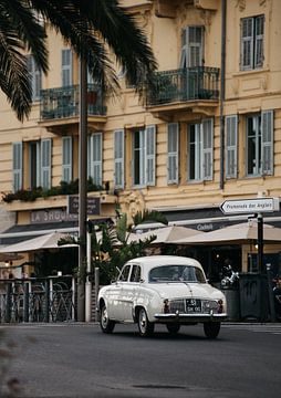 Renault Dauphine in de haven van Nice, Frankrijk | Oldtimer | Classic Car van Guy Houben