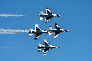 Formation en diamant des Thunderbirds de l'U.S. Air Force.
