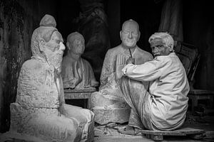 Beeldhouwer aan het werk in zijn winkel in Varanasi India. Wout Kok One2expose