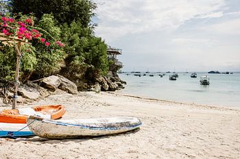 Strand met helderblauwe zee en boten op het eiland Nusa Lembongan Bali