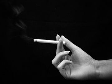 hand met sigaret zwart wit, hand with sigaret black and white van Evelien Brouwer