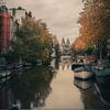 Un canal très calme en direction du musée Rijks à Amsterdam sur Jonas Röjestål
