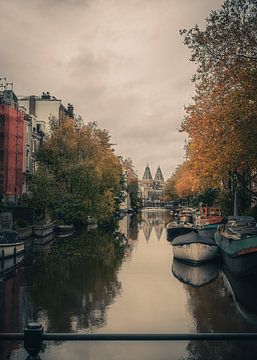 Een zeer rustige gracht in de richting van het Rijks museum in Amsterdam van Jonas Röjestål