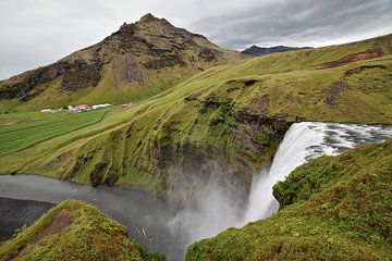 Landschap waterval met groen mos landschap Ijsland. van Dyon Koning