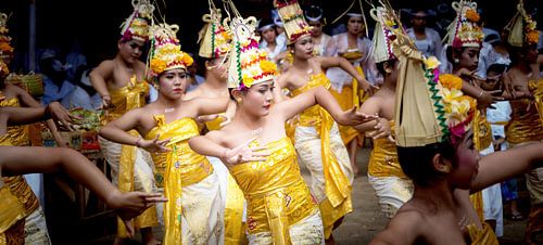 Rejang dance in balinese temple by Lex Scholten