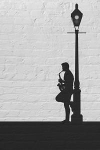 Musicien de rue avec saxophone en silhouette, un triptyque partie 2 sur Arjen Roos