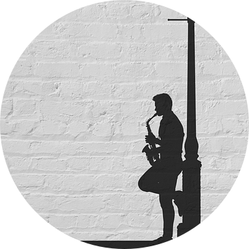 Straatmuzikant met saxofoon in silhouette, een drieluik deel 2 van Arjen Roos
