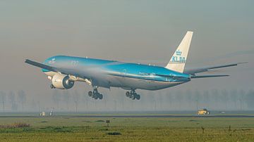 KLM Boeing 777-300 (PH-BVO) kurz vor der Landung. von Jaap van den Berg
