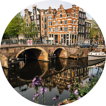 Lekkeresluis straat met Prinsengracht straat (Jordaan), Amsterdam. van Lorena Cirstea