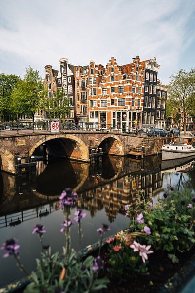 Lekkeresluis straat met Prinsengracht straat (Jordaan), Amsterdam. van Lorena Cirstea