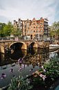 Lekkeresluis straat met Prinsengracht straat (Jordaan), Amsterdam. van Lorena Cirstea thumbnail