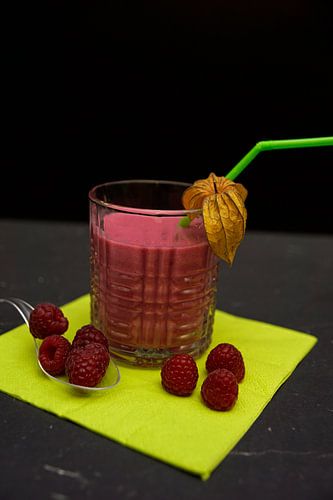 frambozencocktail met wodka in een glas