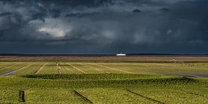 Het Noorderleeg nabij Holwerd met donker weer boven de Wadden.