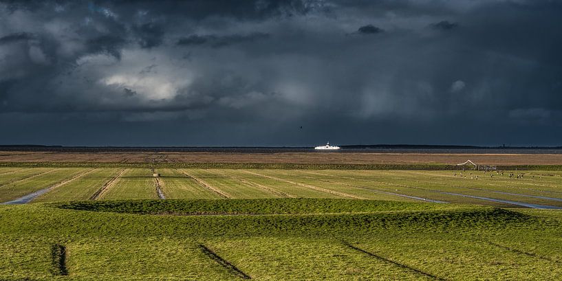 Het Noorderleeg nabij Holwerd met donker weer boven de Wadden. by Harrie Muis