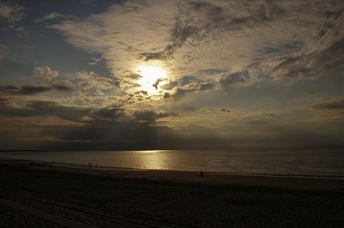 Strandwandeling bij zonsondergang