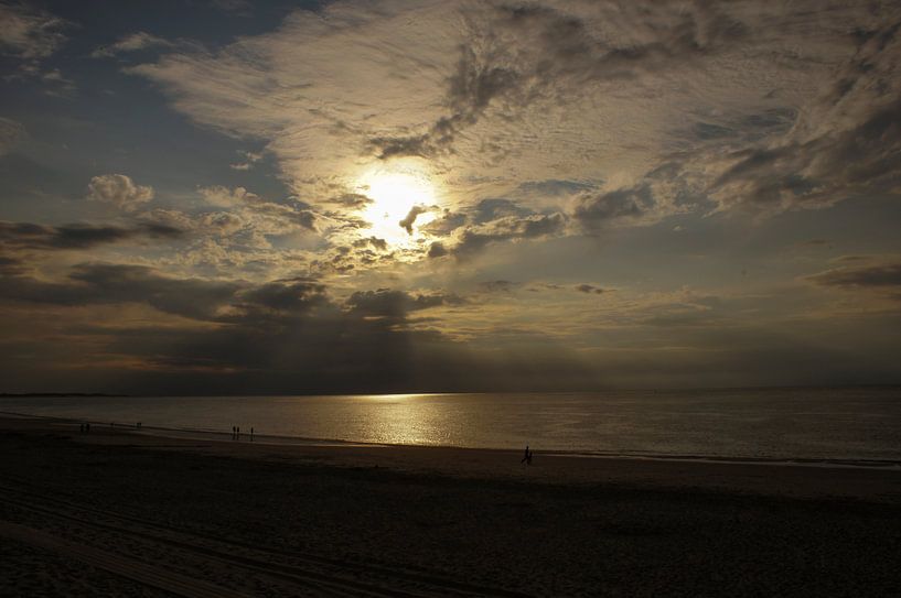 Strandwandeling bij zonsondergang par Edwin Harpe