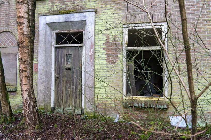 Urbex front door by Diana Kors