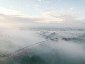 Hanzeboog Eisenbahnbrücke über den nebligen Fluss IJssel Luftaufnahme