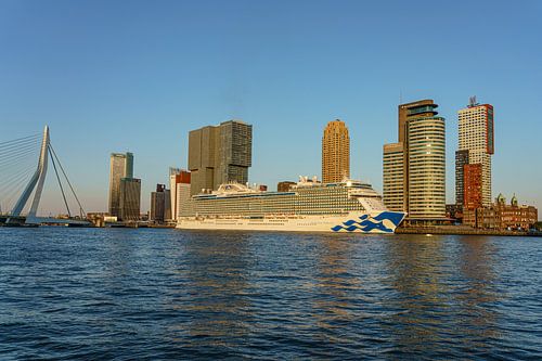 Cruiseschip "Enchanted Princess" bezoekt Rotterdam.