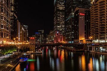 De Chicago River bij nacht
