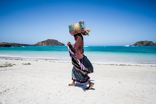 Verkoopster op het prachtige Tanjung Aan strand in Lombok