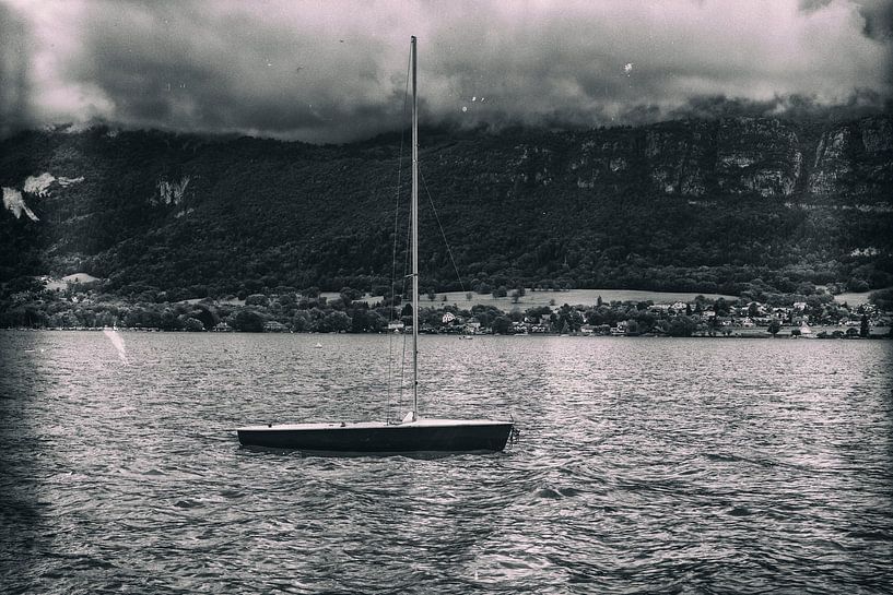sailboat in Lake Annecy von Dennis Robroek