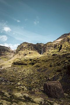 IJslands landschap met gras en met mos bedekte rotsen van Sjoerd van der Wal Fotografie