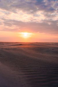 Plage au coucher du soleil sur Laura Bosch