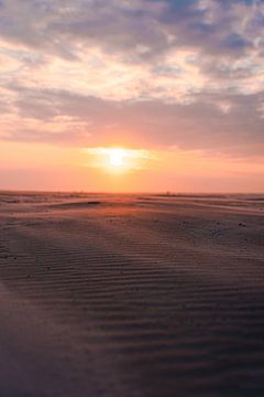 Strand tijdens zonsondergang van Laura Bosch