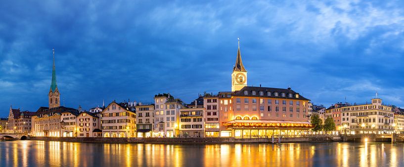 Zurich panorama in het blauwe uur von Dennis van de Water
