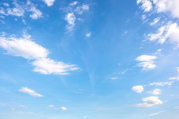 Ciel bleu avec nuages sur Günter Albers
