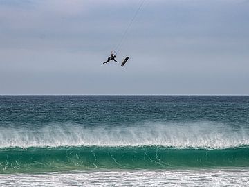 Surfer verliest plank boven de golven van de zee van Harrie Muis