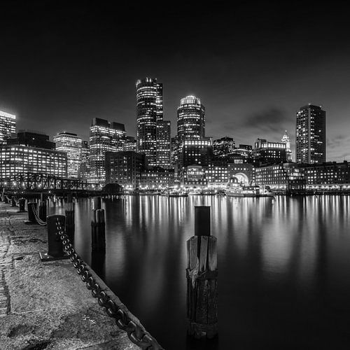 BOSTON Fan Pier Park & Skyline 's nachts | monochroom