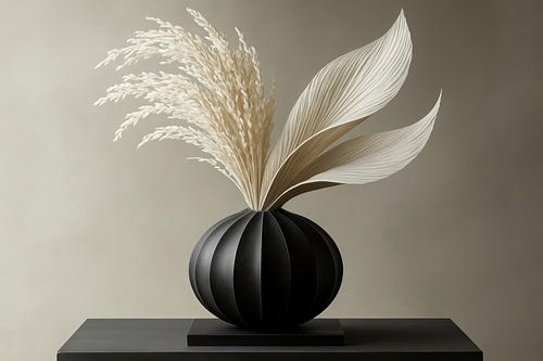 Vase mat avec plume séchée