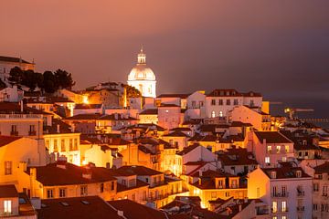 Lissabon bei Nacht mit seiner schönen Stadtkulisse und historischen Gebäuden