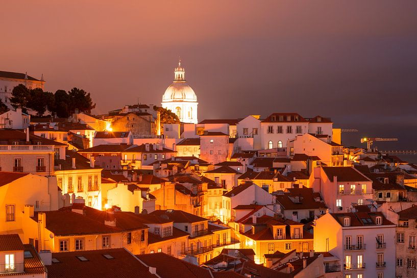Lissabon bij nacht met zijn prachtige stadsbeeld en historische gebouwen van Leo Schindzielorz
