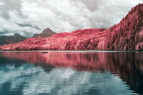 Infrarotlandschaft See mit Alpenreflexion im Wasser und Symmetrie