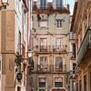 Sfeervolle straat in Lissabon, Portugal van Karlijn Meulman