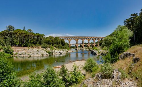 Römisches Aquädukt, Pont du Gard über den Fluss Gardon, Remoulins, Provence Vaucluse, Frankreich, von Rene van der Meer