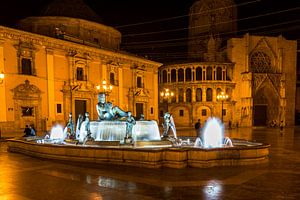 Plaza de la Virgen und Brunnen in Valencia Spanien Nachtaufnahme
