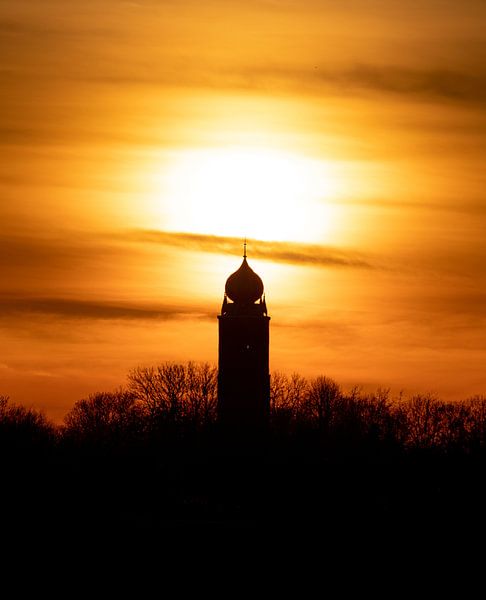 Sint-Janskerk-Deinum in de avondzon van piet douma