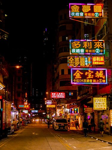 Neon lights in de streets of Hong Kong