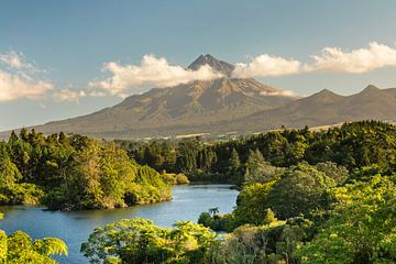 Mangamahoe-meer met de berg Taranaki, Nieuw-Zeeland van Markus Lange